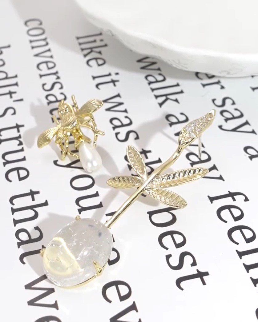 https://www.fashionchingu.com/wp-content/uploads/2023/06/Gold-Pearl-Bee-Asymmetrical-Earrings-Ko-Moon-Young-Its-Okay-Not-To-Be-Okay-3.jpg