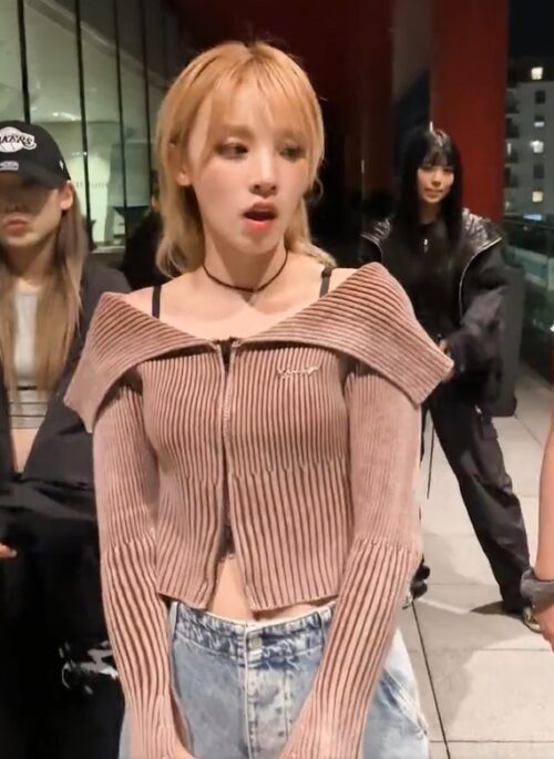 Brown Off-Shoulder Zip Cardigan | Yuqi - (G)I-DLE