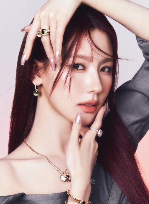 Green Square Stone Hoop Earrings | Miyeon - (G)I-DLE