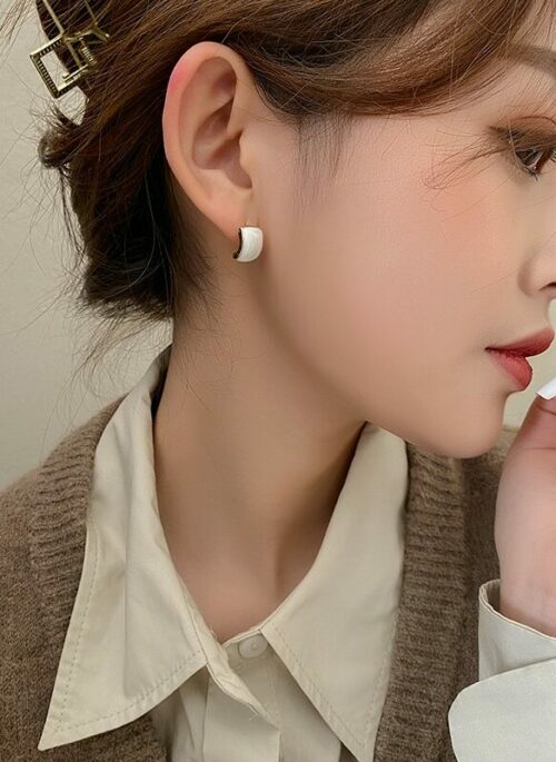 White Curved Block Earrings | Irene - Red Velvet