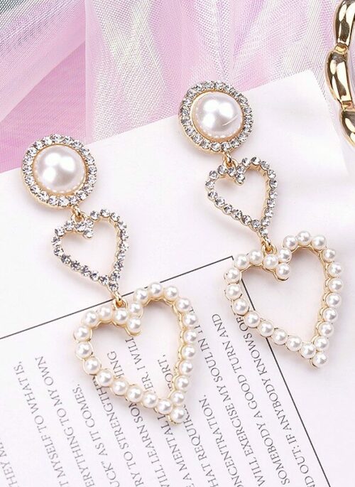 White Double Heart Pearl Earrings | Isa - STAYC