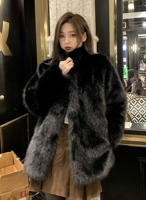 Black Collared Winter Fur Coat | Chaewon – Le Sserafim