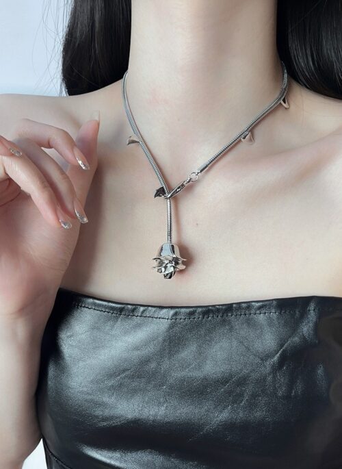 Silver Thorned-Chain Rose Necklace | Leeseo – IVE