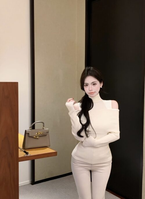 White Off-Shoulders Turtle Neck Top | Wendy - Red Velvet